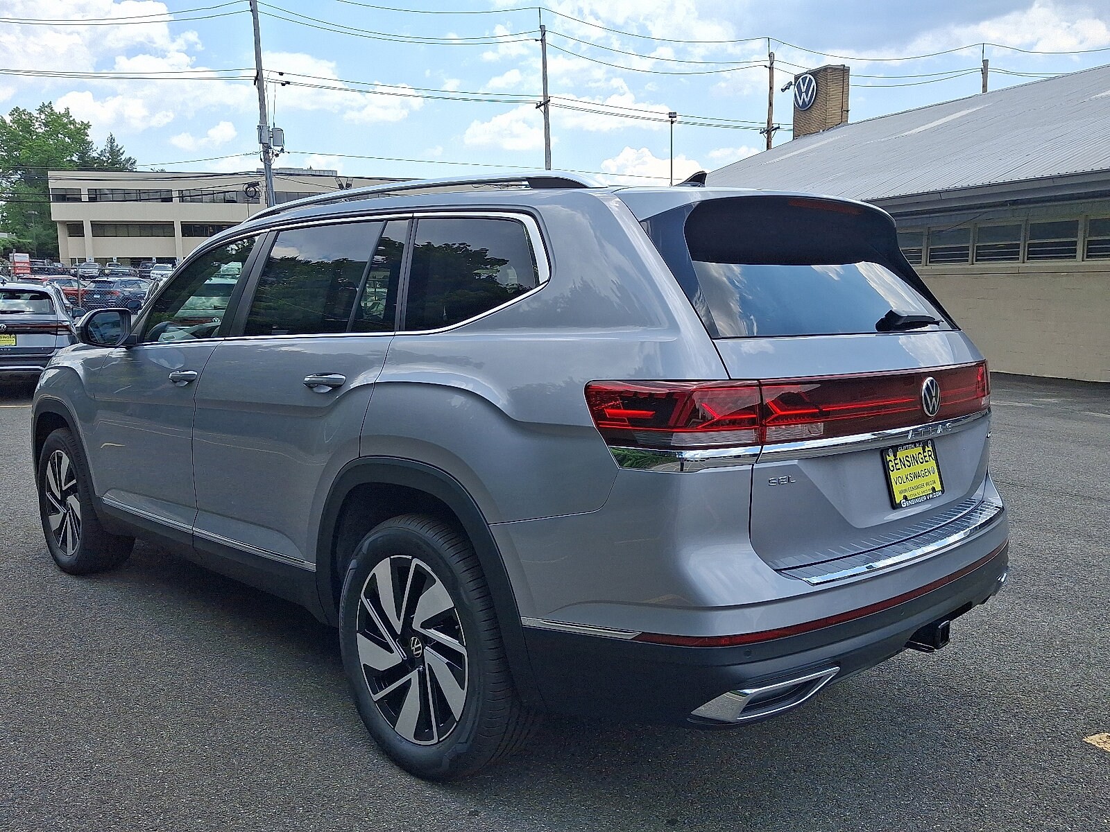 2025 Volkswagen Atlas SEL photo 2
