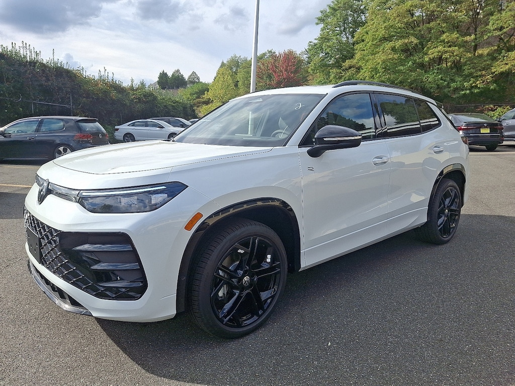 New 2025 Volkswagen Tiguan SE R-Line Black 2.0T SE R-Line Black 4MOTION