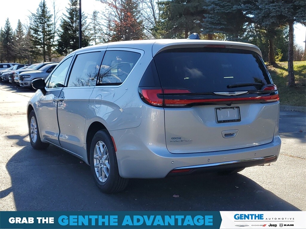 New 2026 Chrysler Pacifica Select Passenger Van