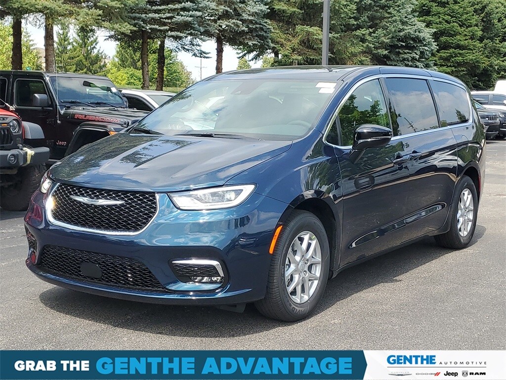 2025 Chrysler Pacifica photo 2