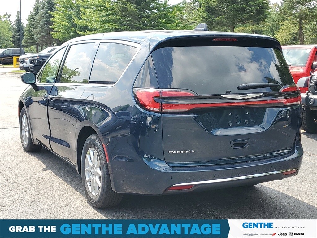 2025 Chrysler Pacifica photo 3