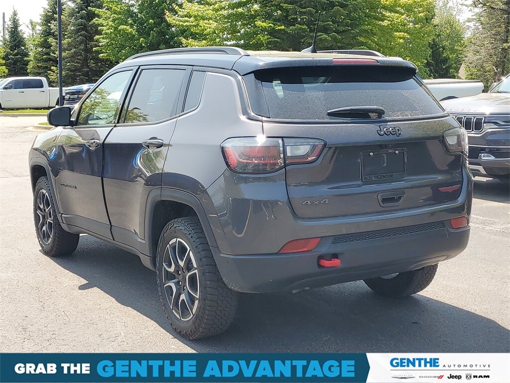 2024 Jeep Compass Trailhawk photo 3