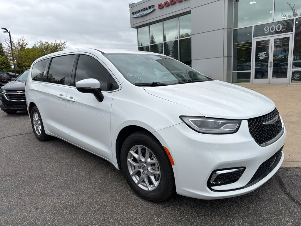 2023 Chrysler Pacifica Touring L's photo