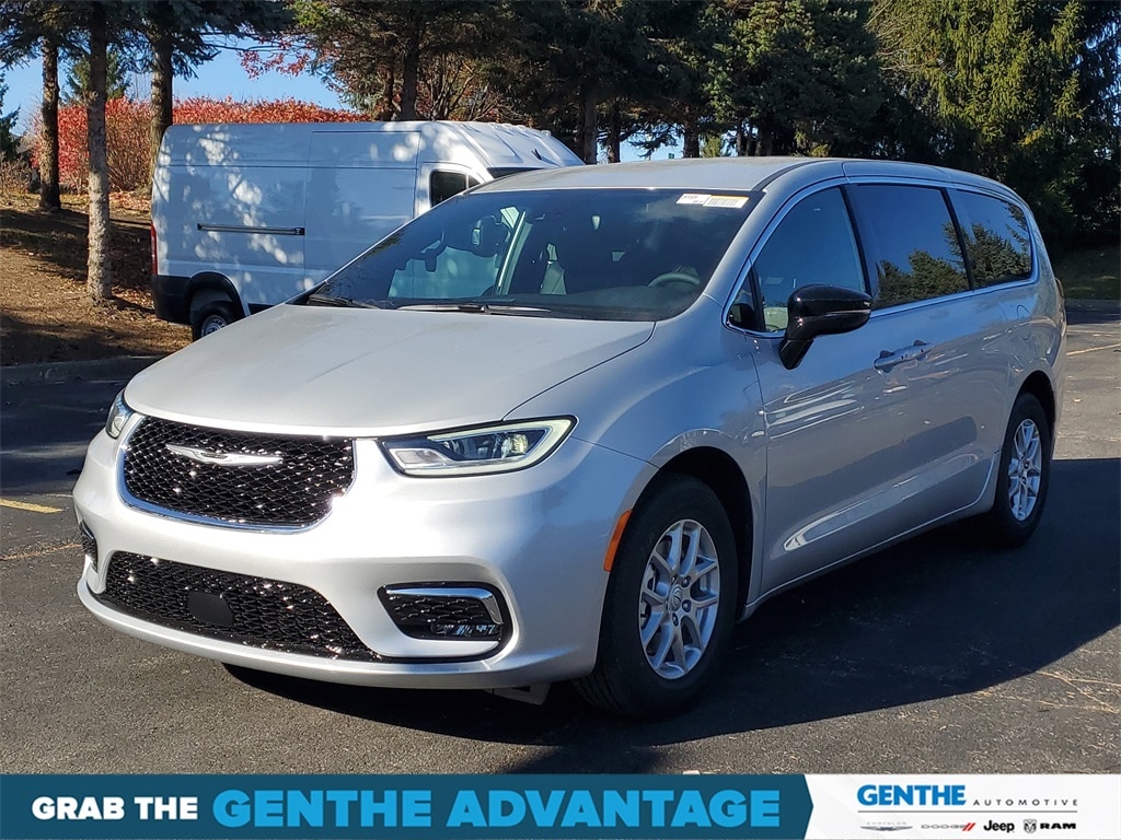 New 2026 Chrysler Pacifica Select Passenger Van
