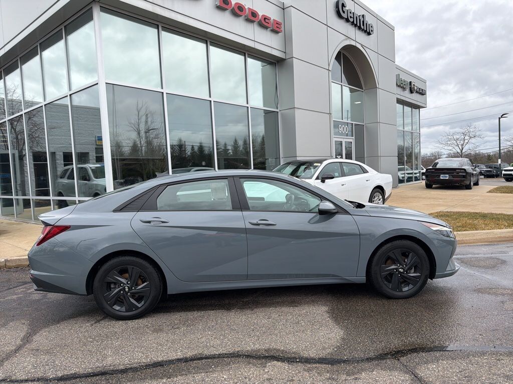 Used 2022 Hyundai Elantra SEL Sedan
