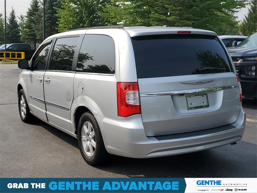2011 Chrysler Town & Country Touring photo 3
