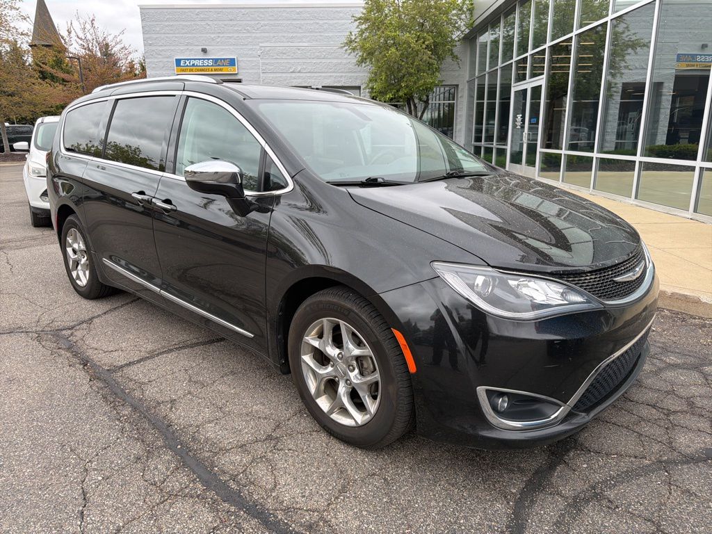 2017 Chrysler Pacifica Limited's photo