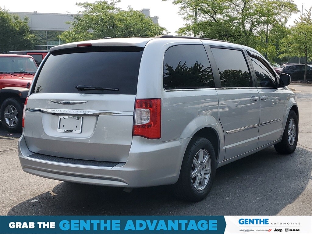 2011 Chrysler Town & Country Touring photo 4