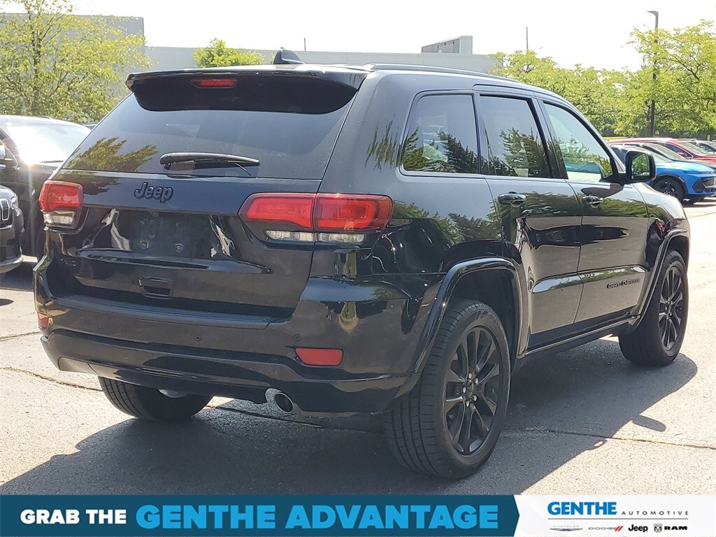 2020 Jeep Grand Cherokee Laredo Altitude photo 4