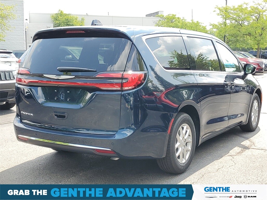 2025 Chrysler Pacifica photo 4