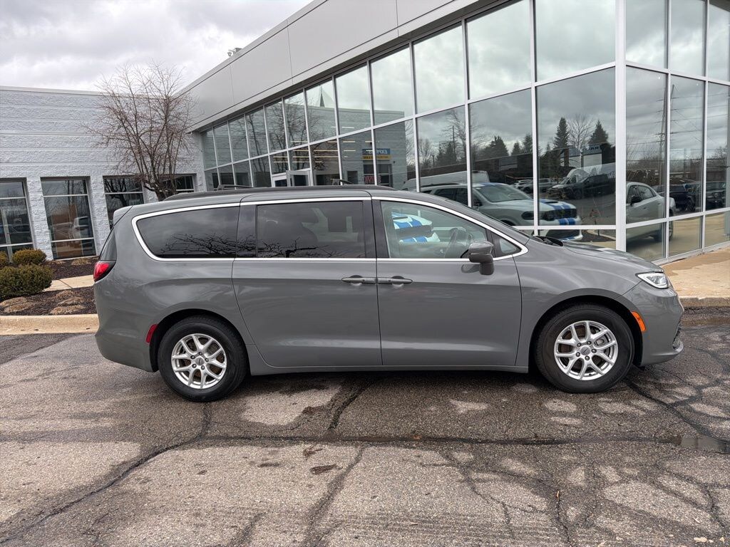 Used 2022 Chrysler Pacifica Touring L Van Passenger Van