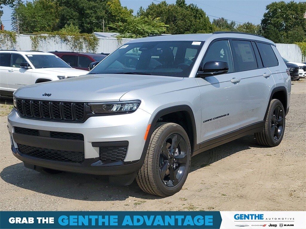 2024 Jeep Grand Cherokee Laredo Altitude X photo 2