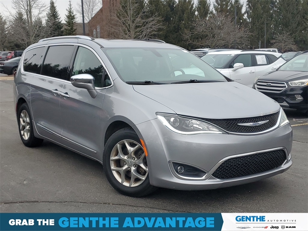 2019 Chrysler Pacifica Limited's photo