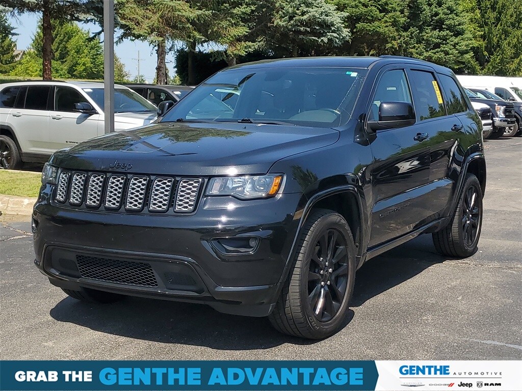 2020 Jeep Grand Cherokee Laredo Altitude photo 2