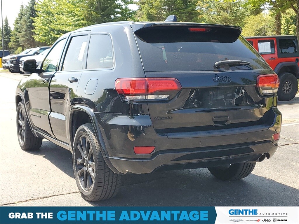 2020 Jeep Grand Cherokee Laredo Altitude photo 3