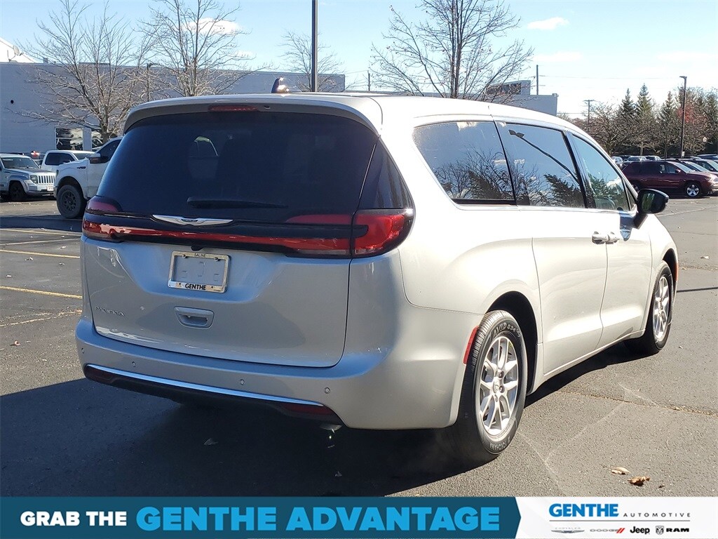 New 2026 Chrysler Pacifica Select Passenger Van