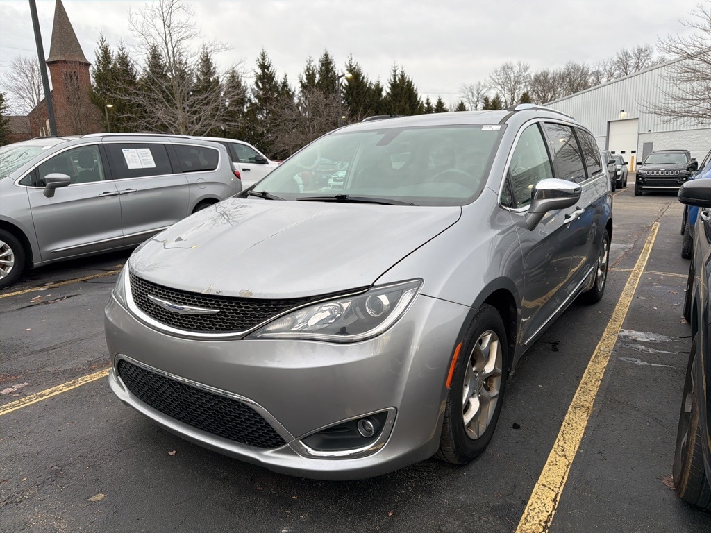 2019 Chrysler Pacifica Limited's photo