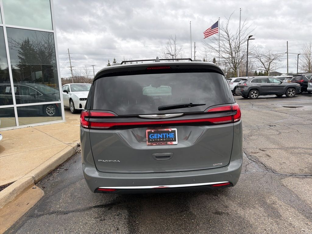 Used 2022 Chrysler Pacifica Touring L Van Passenger Van