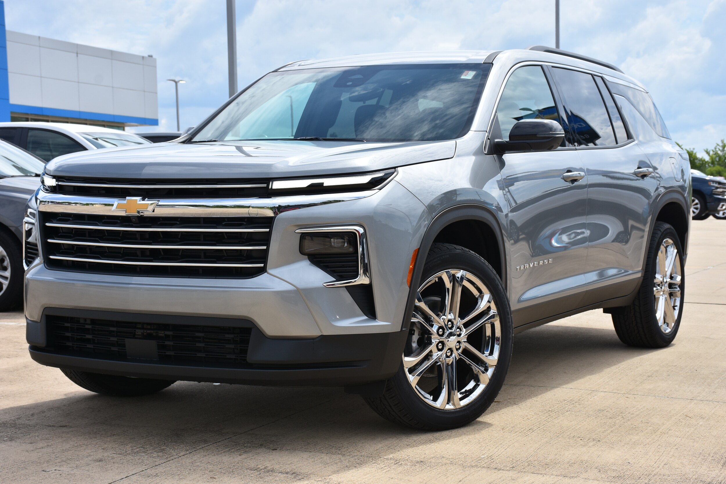 2025 Chevrolet Traverse photo 2