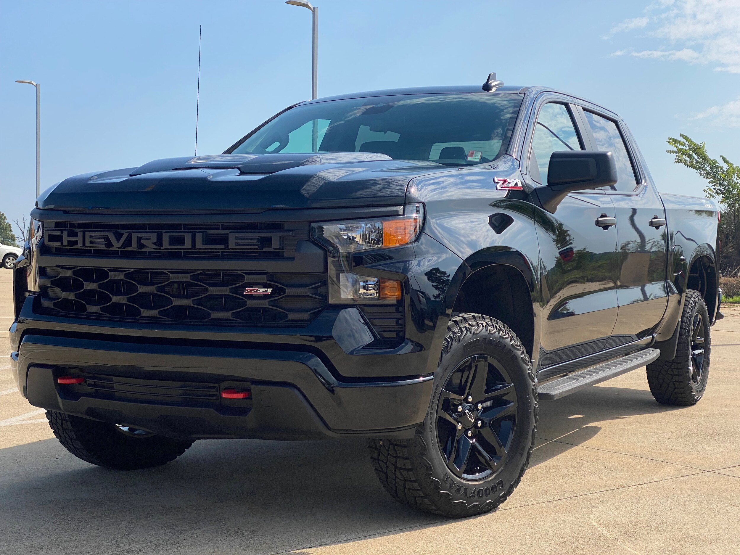 2025 Chevrolet Silverado 1500 Custom Trail Boss photo 2