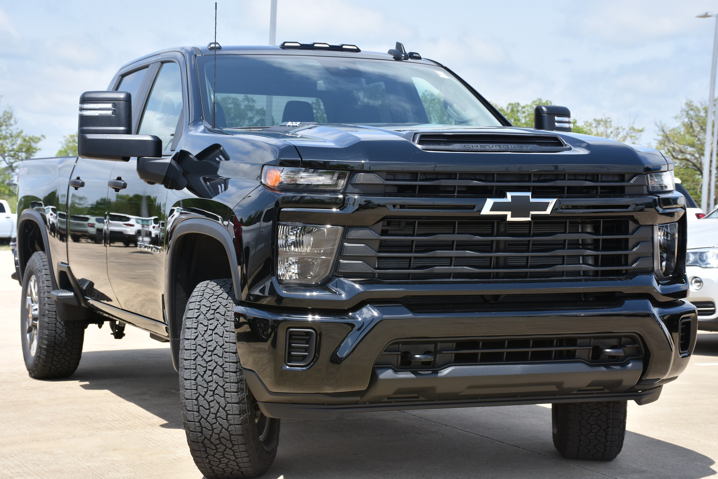 2025 Chevrolet Silverado 2500HD Custom photo 3