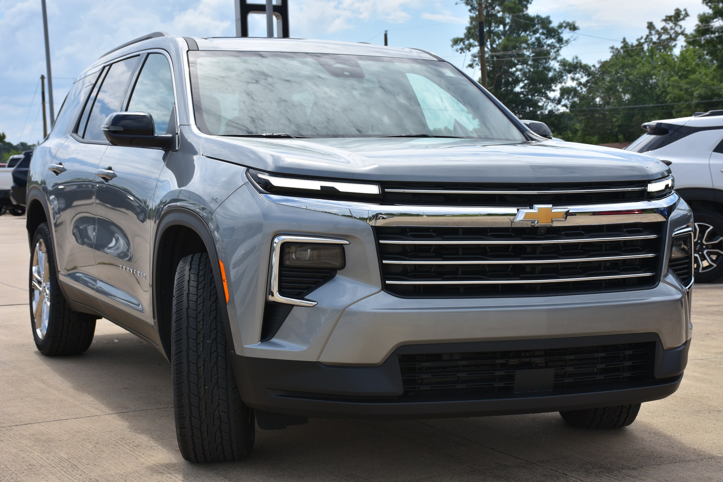 2025 Chevrolet Traverse photo 3
