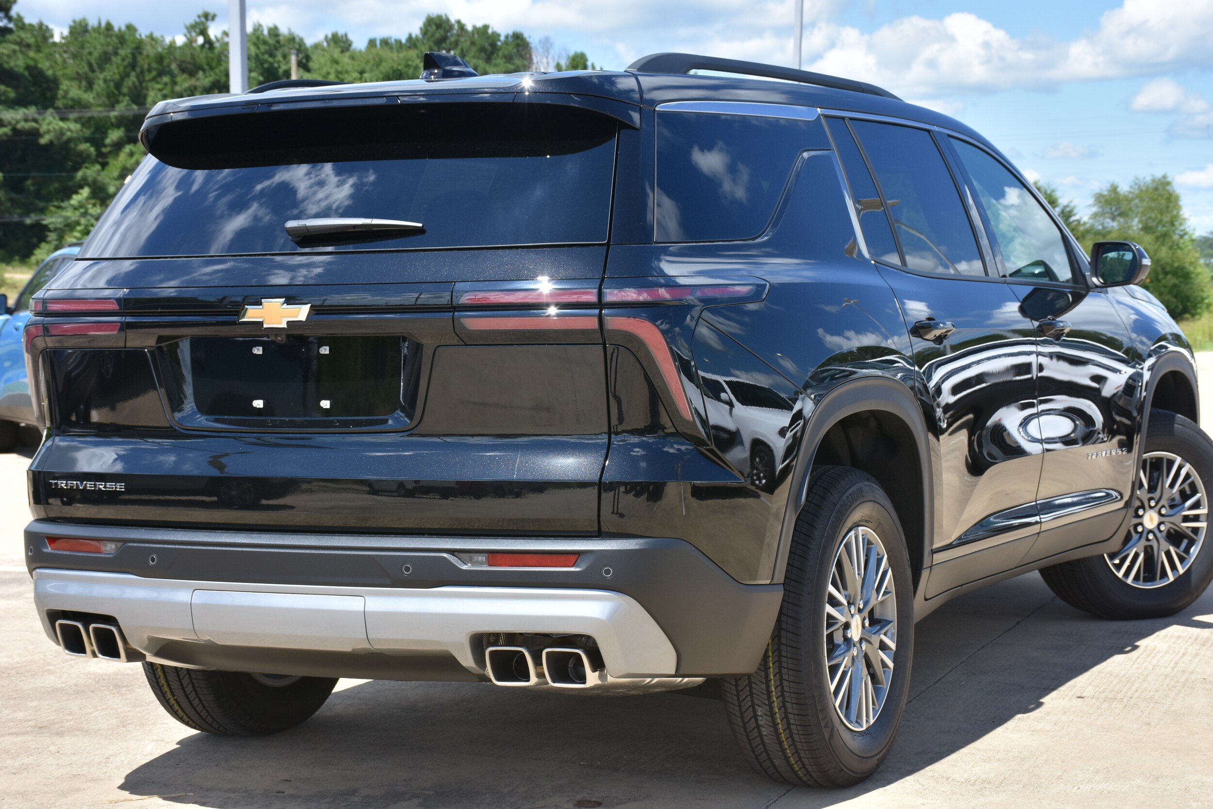 2025 Chevrolet Traverse photo 4