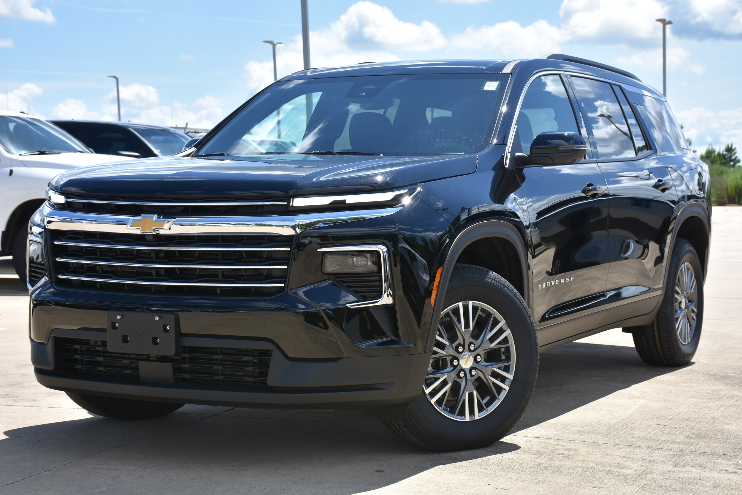 2025 Chevrolet Traverse photo 2