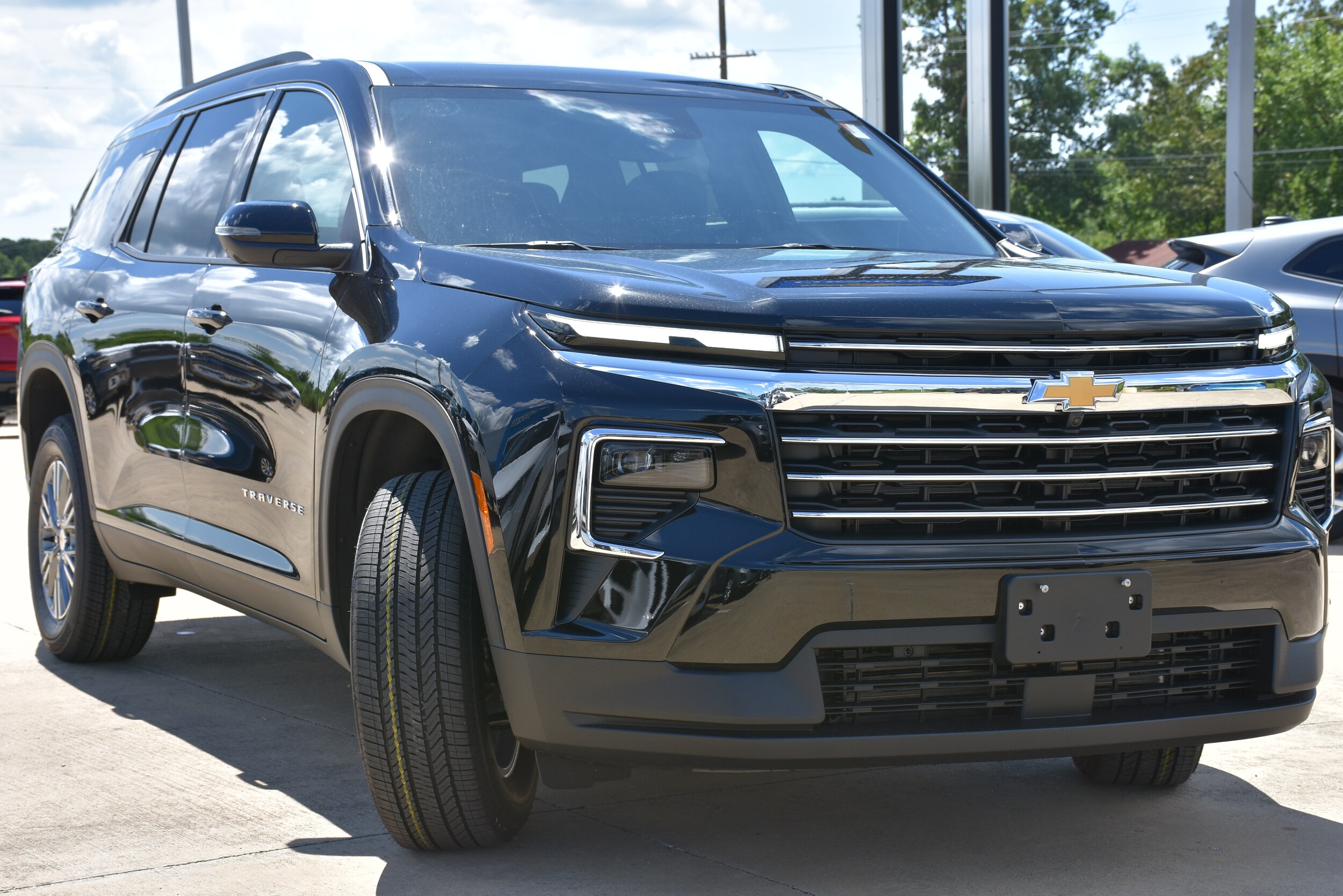 2025 Chevrolet Traverse photo 3