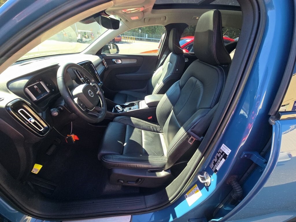2023 Volvo XC40 Plus photo 3