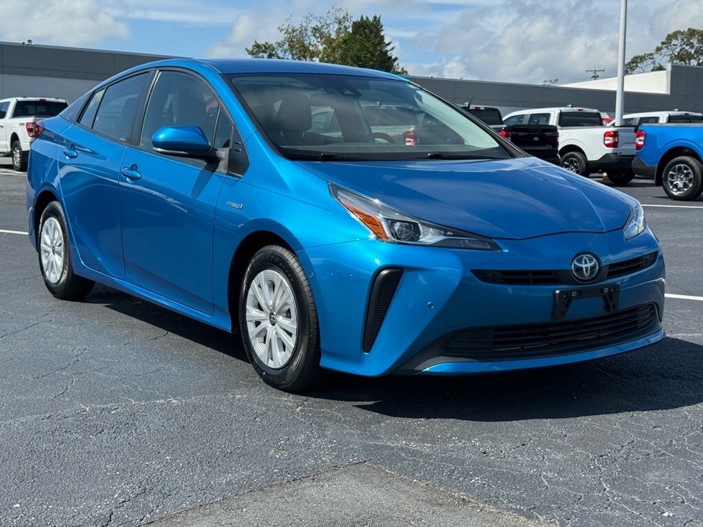 2021 Toyota Prius L photo 2