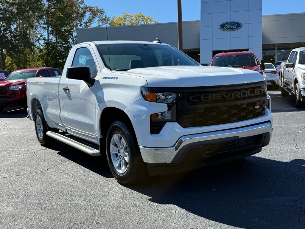 2024 Chevrolet Silverado 1500 photo 2