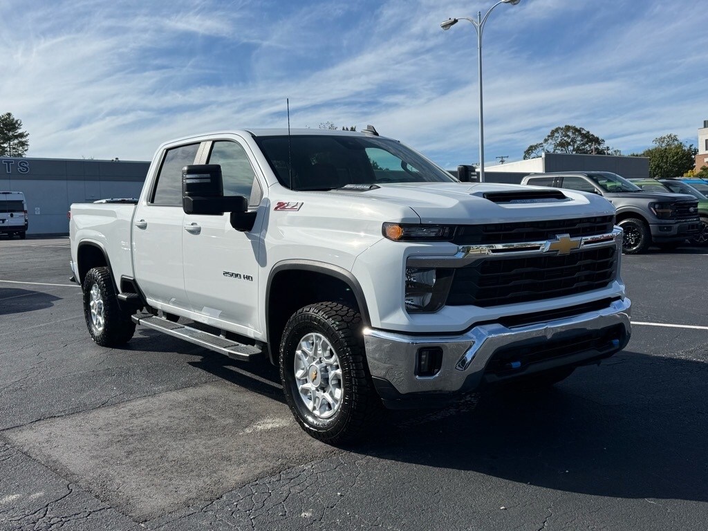 2024 Chevrolet Silverado 2500HD LT photo 2