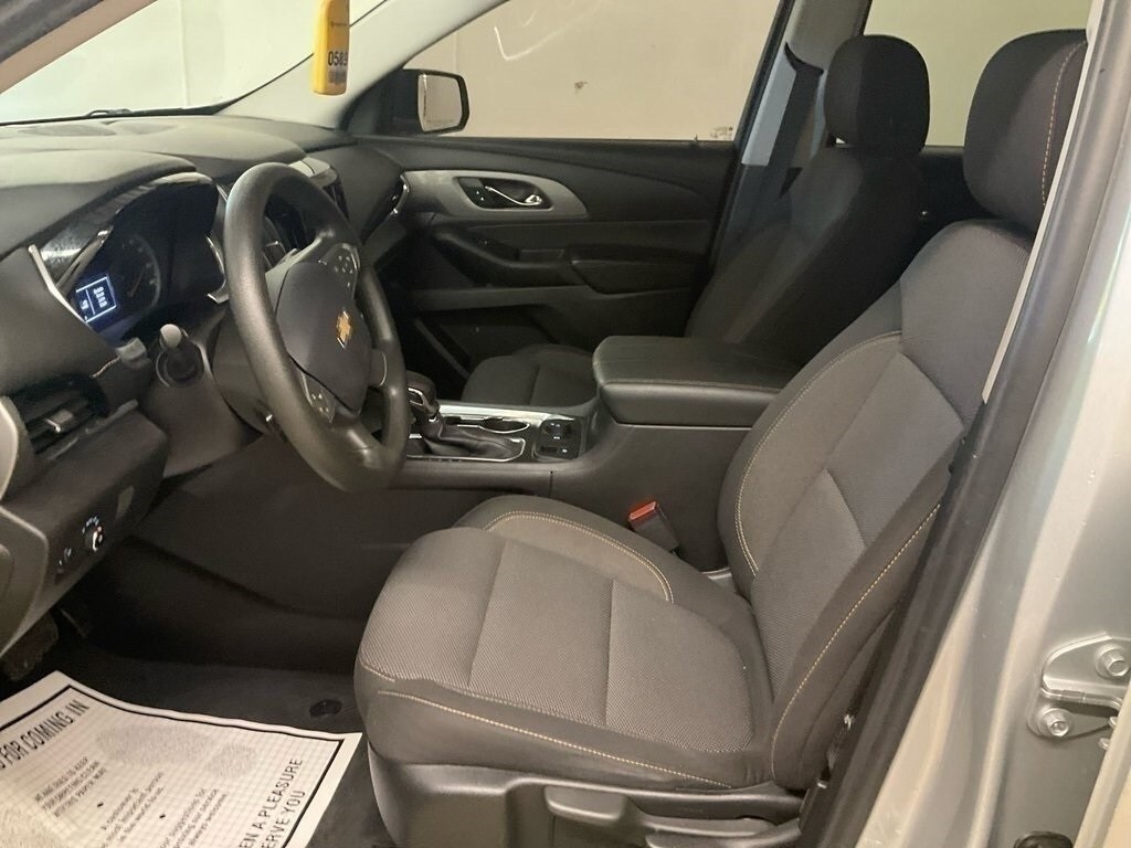 2021 Chevrolet Traverse LS photo 2