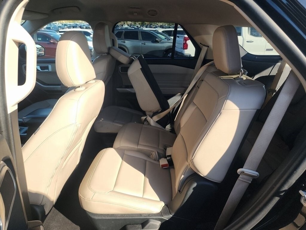 2023 Ford Explorer XLT photo 2