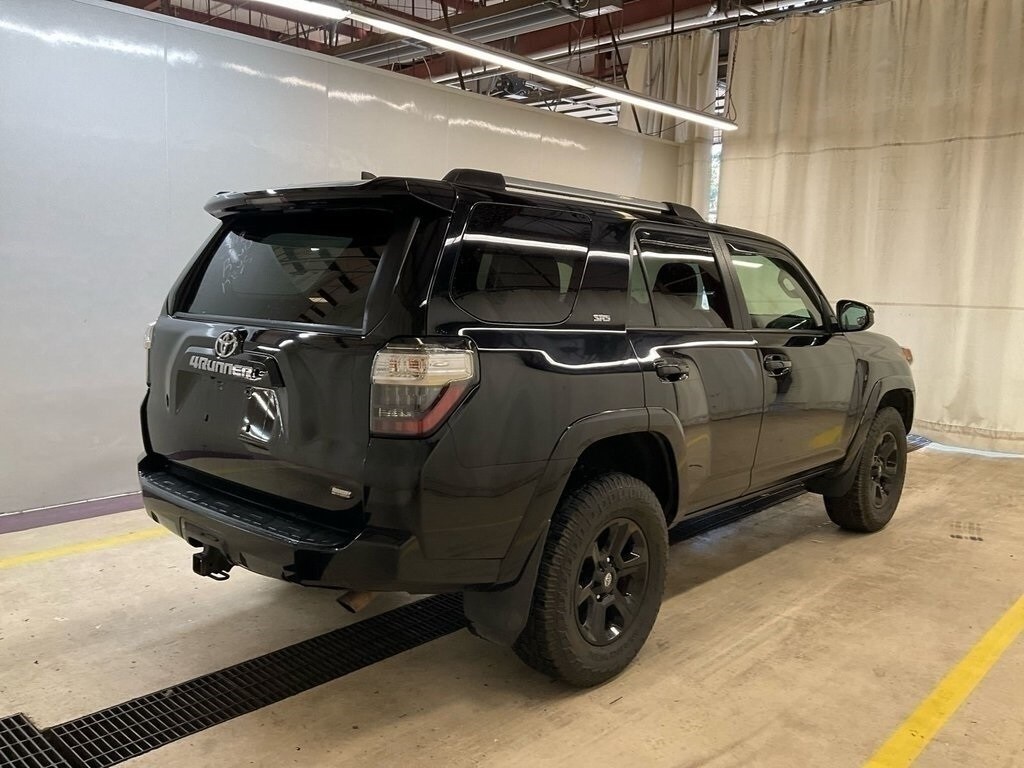 2019 Toyota 4Runner SR5 photo 2