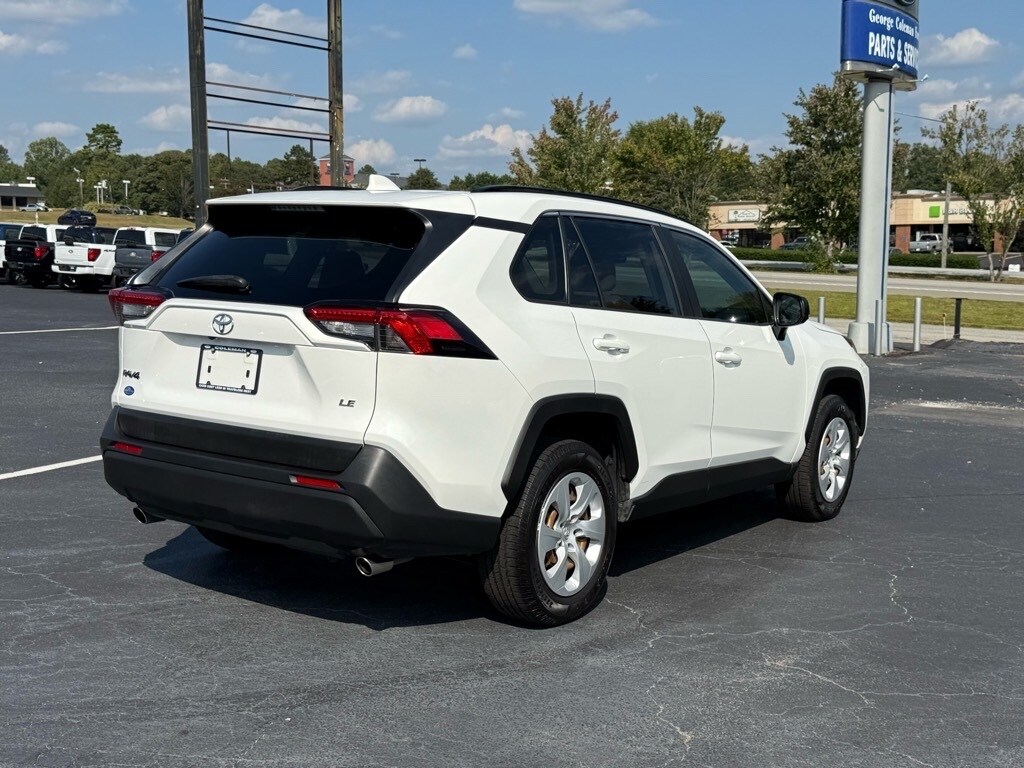 2019 Toyota RAV4 LE photo 3