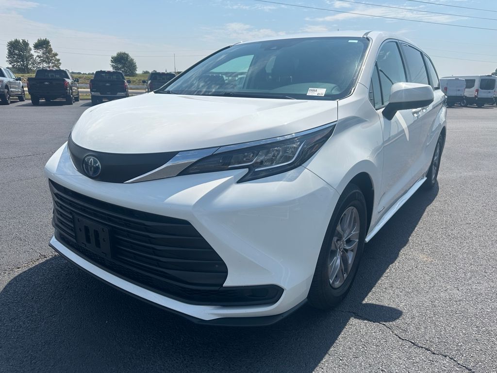 2021 Toyota Sienna LE photo 4