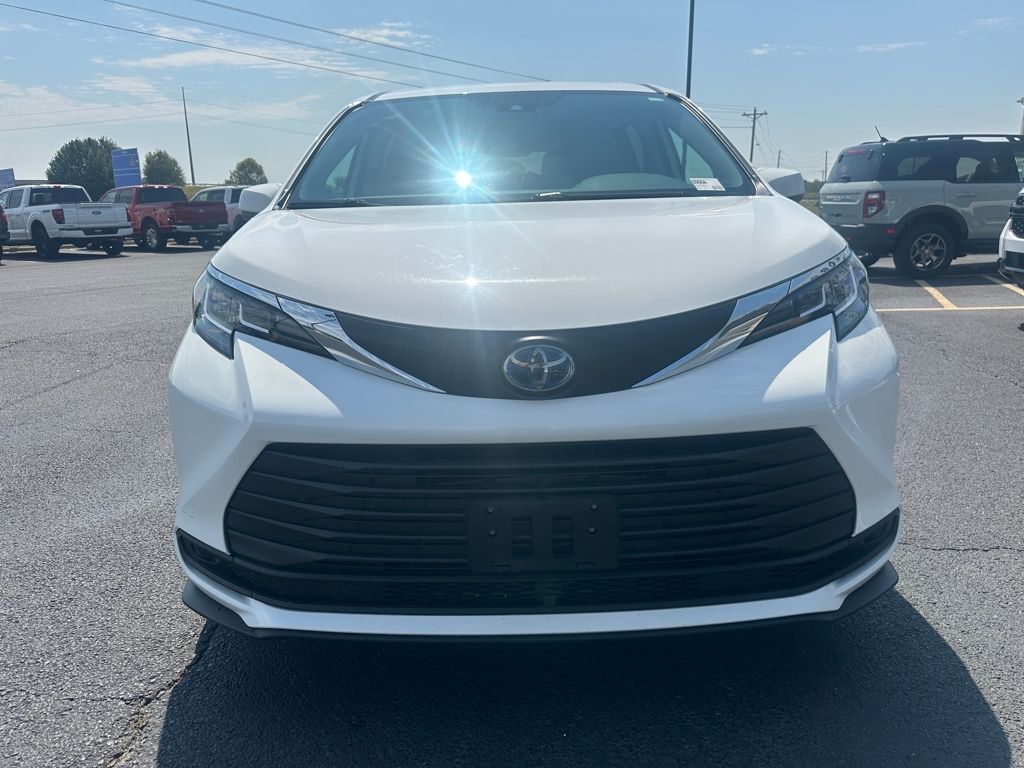 2021 Toyota Sienna LE photo 3