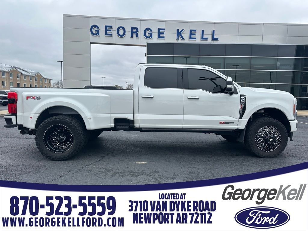 2023 Ford F-350 Super Duty Platinum's photo