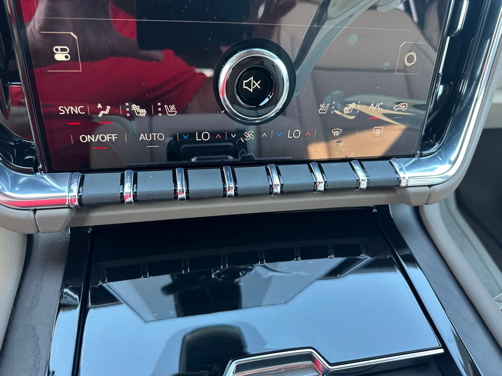 2026 GMC Yukon Denali - Photo 11