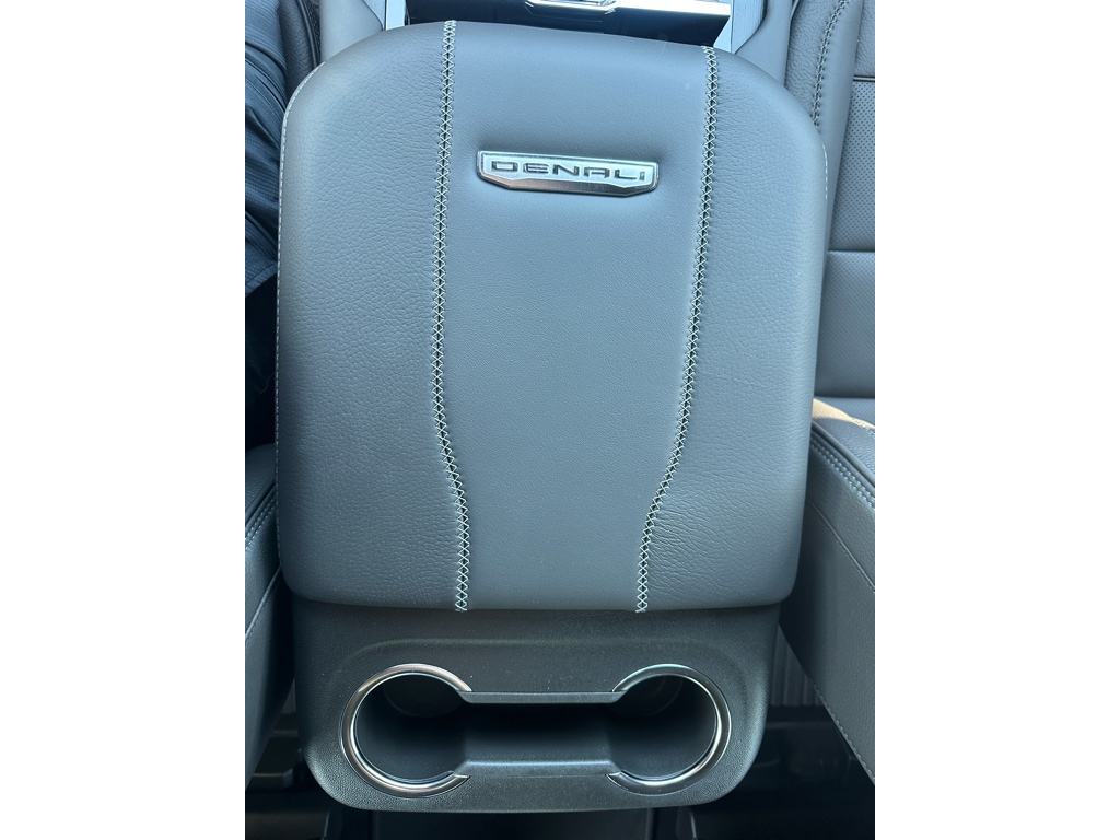 2026 GMC Yukon Denali - Photo 15