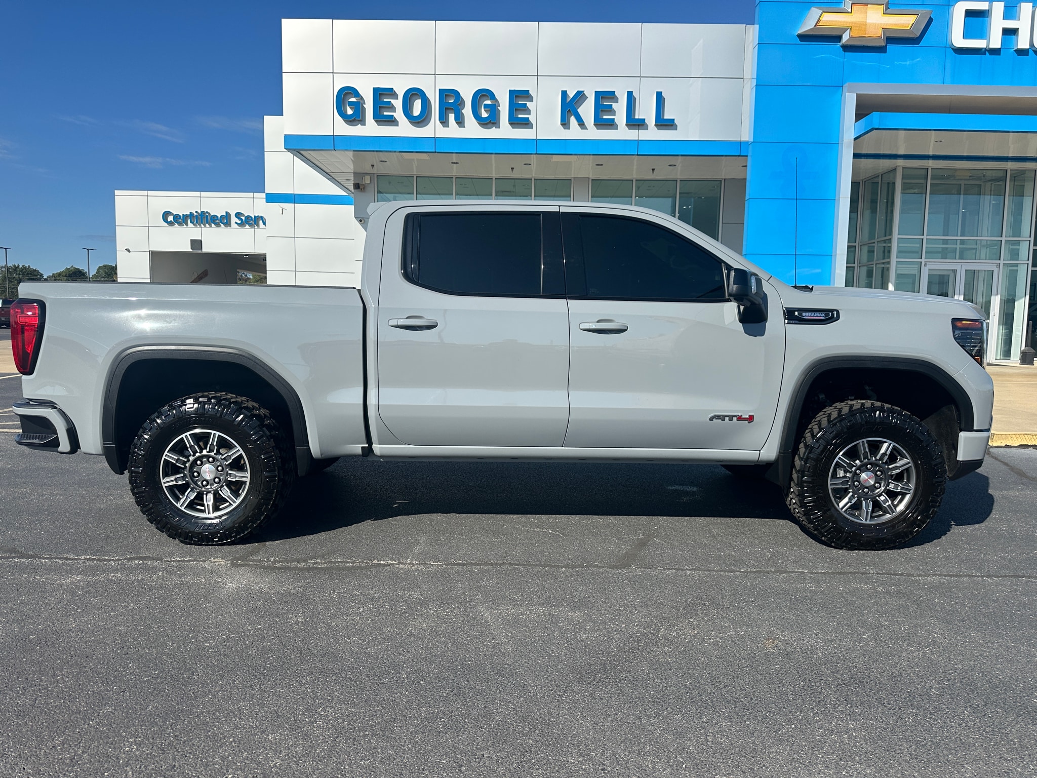 Used 2024 GMC Sierra 1500 AT4 with VIN 3GTUUEE8XRG324342 for sale in Little Rock