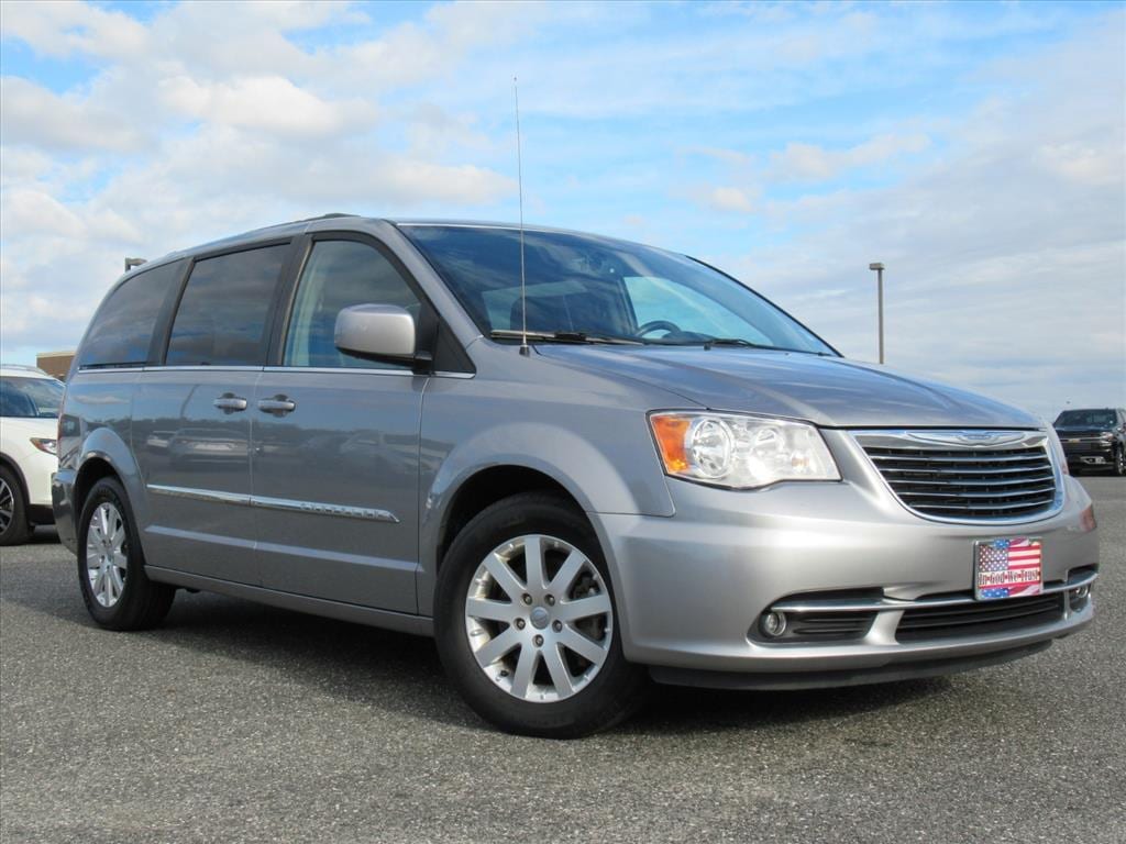 2016 Chrysler Town & Country Touring's photo