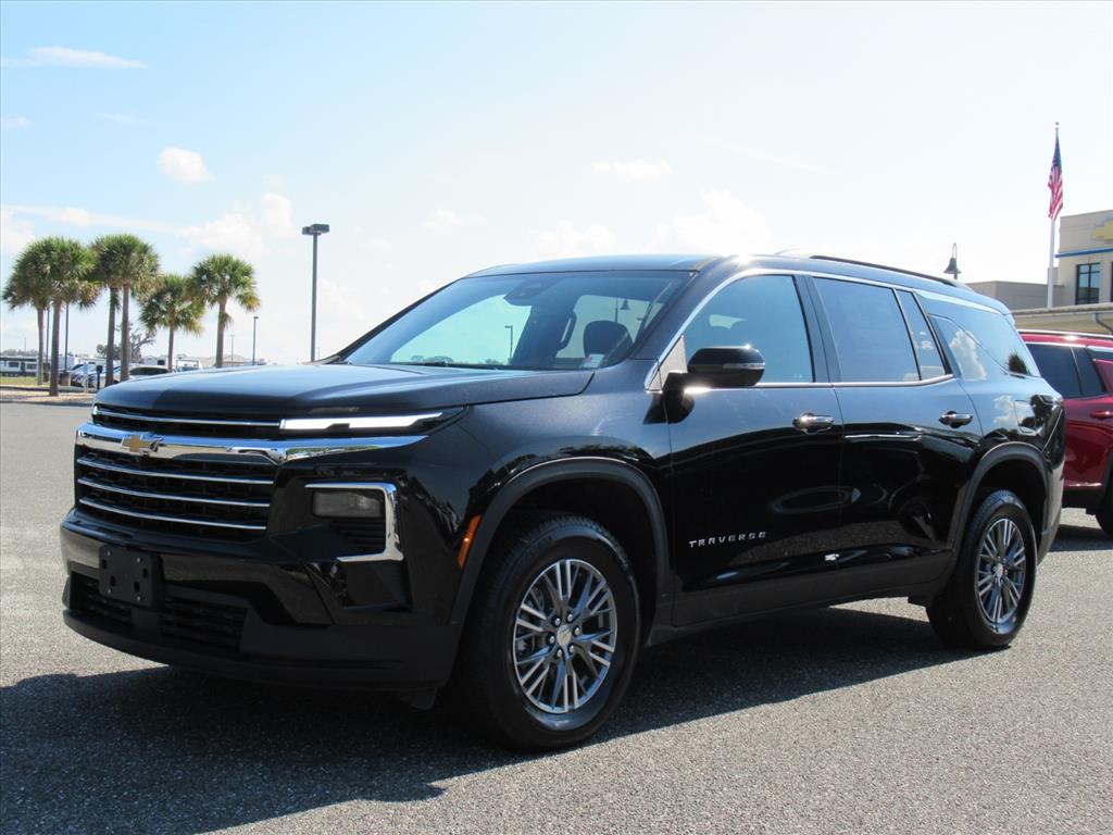 2025 Chevrolet Traverse photo 2