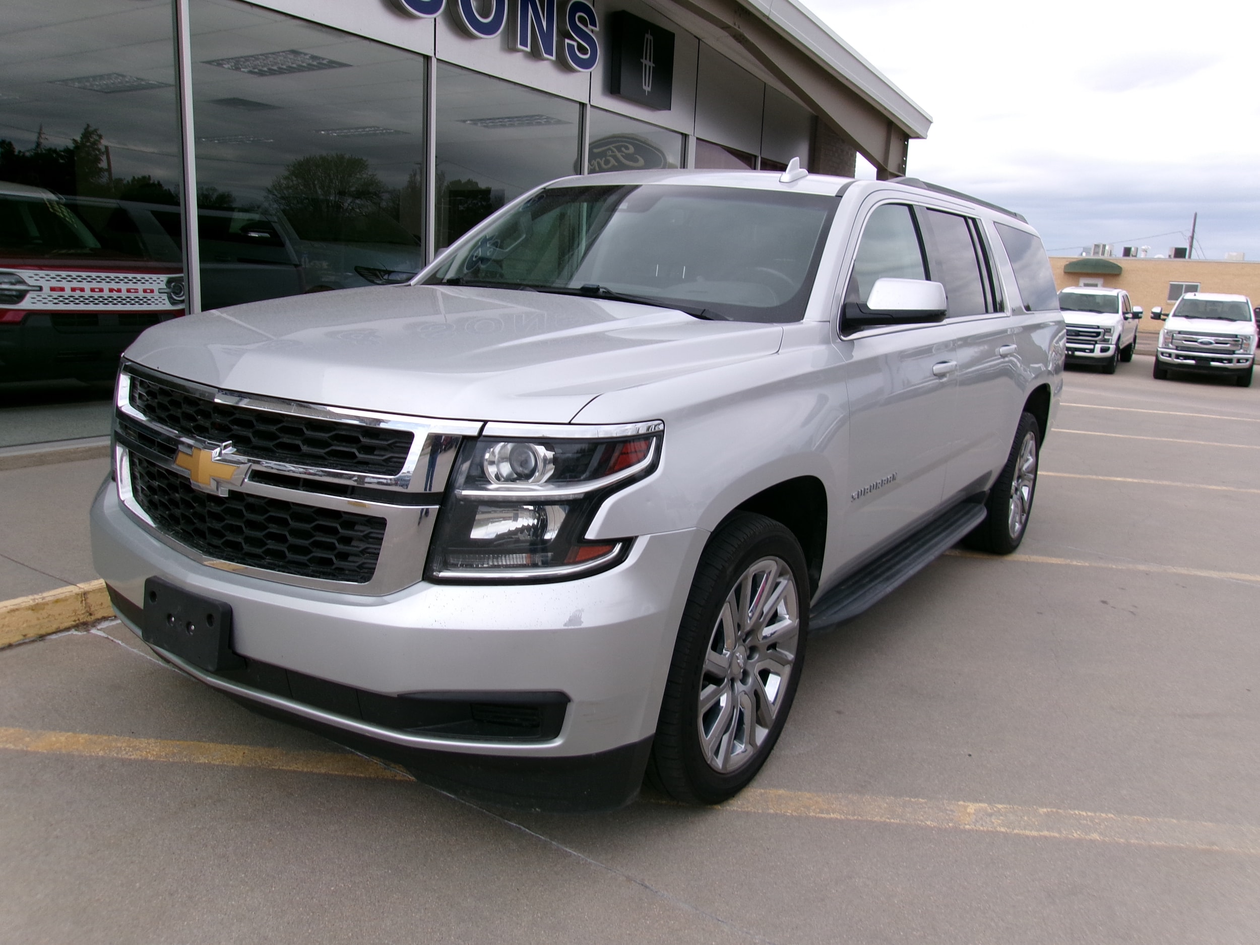 Used 2019 Chevrolet Suburban LT with VIN 1GNSKHKC0KR143626 for sale in Colby, KS