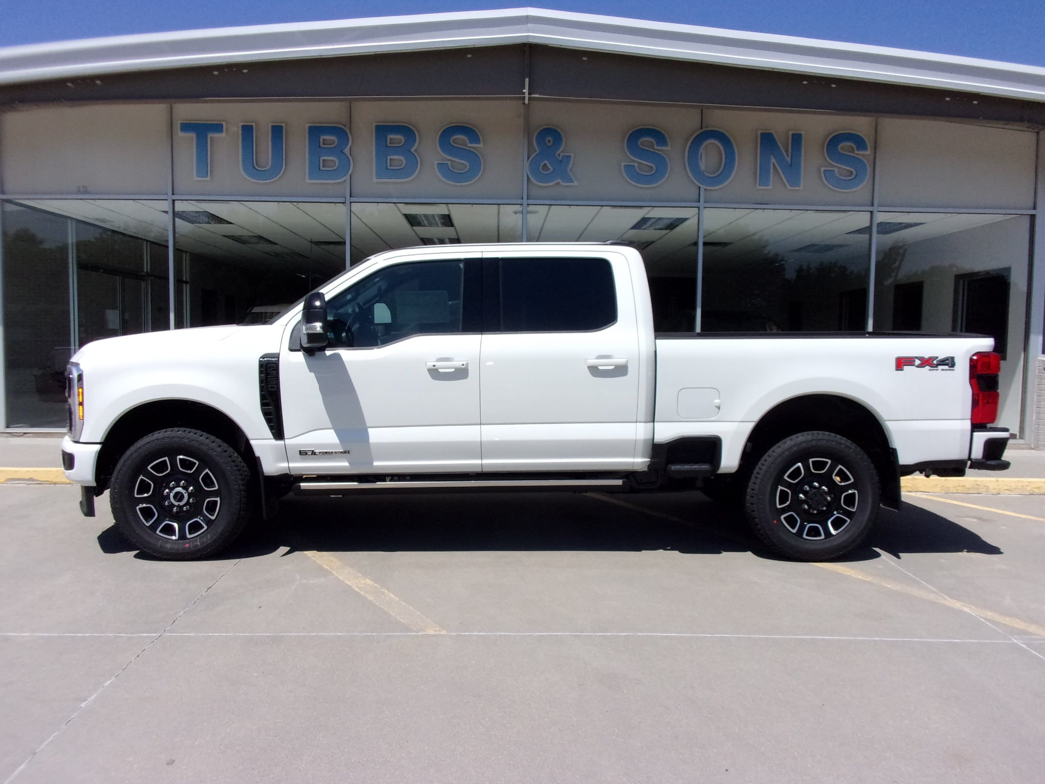 2025 Ford F-350 Super Duty Platinum's photo