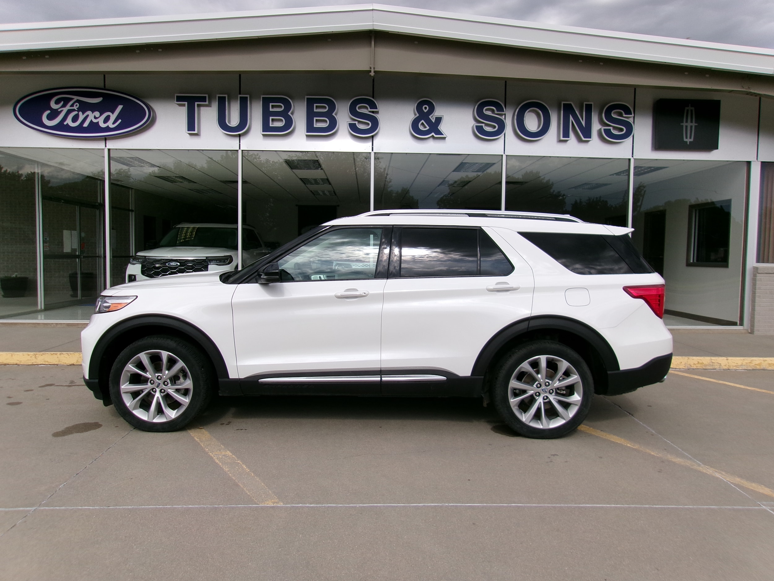 2022 Ford Explorer Platinum 4WD's photo