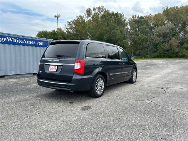 2013 Chrysler Town & Country photo 3