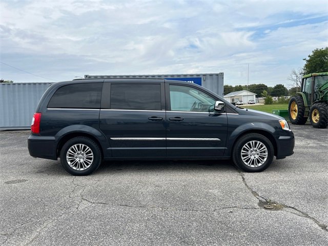 2013 Chrysler Town & Country photo 2